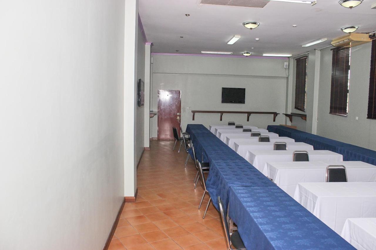 The Congress Hotel Accra Buitenkant foto