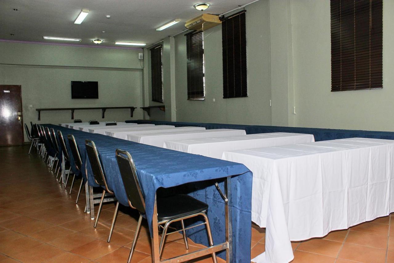 The Congress Hotel Accra Buitenkant foto