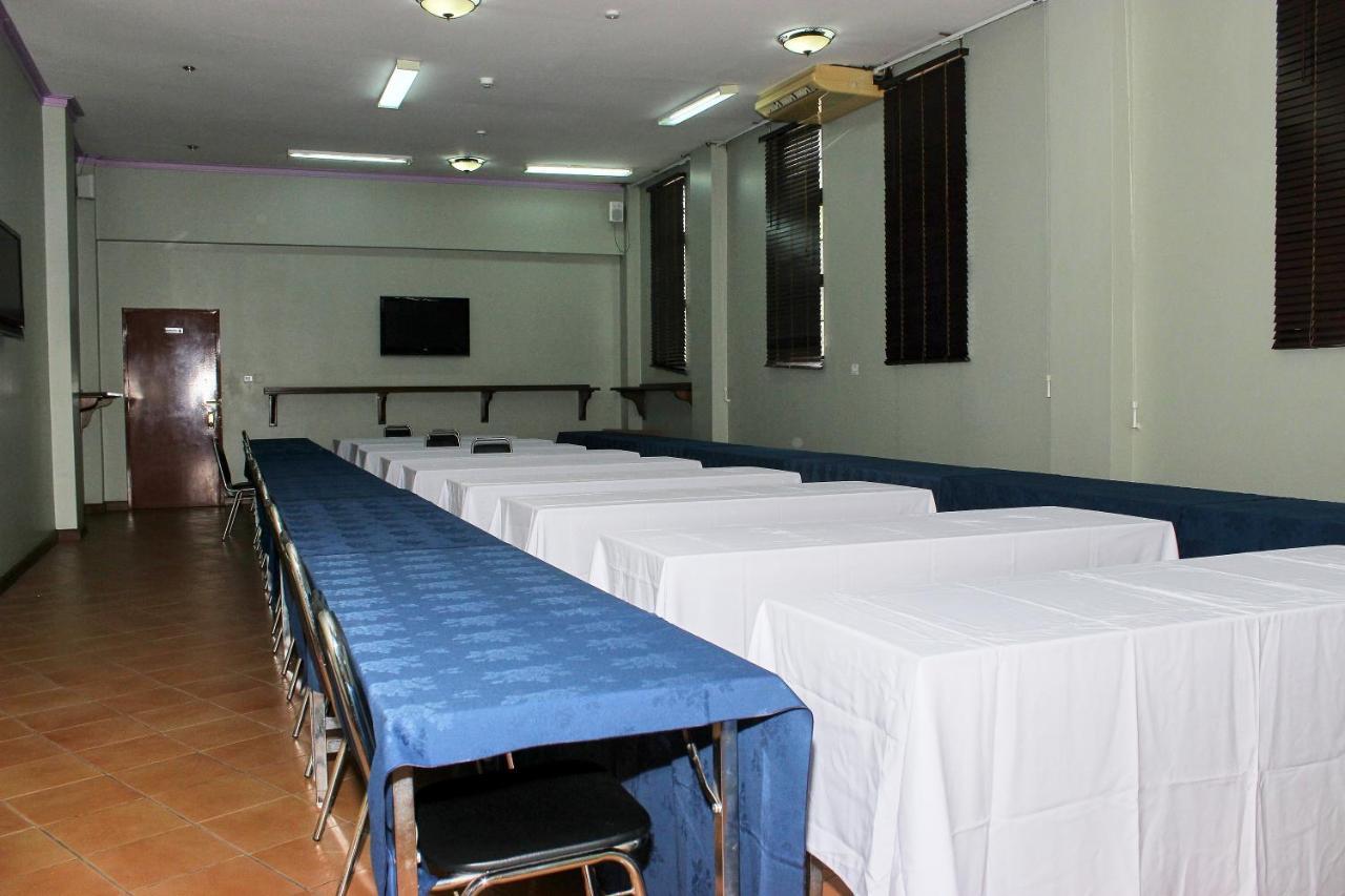 The Congress Hotel Accra Buitenkant foto